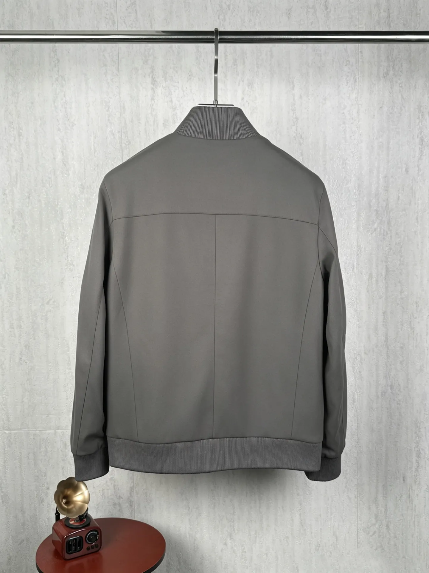 ! (Special version shipped next day) ❗️❗️❗️ LP LORO PIANA #6079 stand collar flocked work jacket The brand's exclusive ultra-fine velvety blended fabric is selected, with a fine suede matte matte texture. The fabric has been stain-resistant and pre-shrunk, and feels soft and not stiff. The high-density weave takes into account both stiff muscles and breathable properties. The dark and light color system has one coloring standard, no color difference or whitening defects. It is suitable for both spring and autumn single wear and winter inner wear, taking into account the casual and relaxed feeling and light luxury texture‼ ️ Customized metal double-headed zipper on the placket, with double-layer overlocking of the same fabric as the zipper, which can be opened and closed repeatedly without blocking the fabric; double-flap patch pockets on the chest, with built-in embossed LP shield-shaped wheat ears logo embossed on the bag flap, and the three-dimensional embossing is evenly deep and does not collapse; the cuffs are engraved with bright Lp Silver round metal buckle, buttonholes are reinforced with double-layer overlocking, and the brand's handwritten logo is finely embroidered on the hem of the cuffs. The lines are delicate and not off-line. The hidden pockets on both sides are fully closed, and the bag mouth is densely reinforced with no exposed hard seams to rub against the skin. ◽The entire body is precision overlocked and stitched throughout the entire body🔍 The shoulder seams, side seams, armholes, hems, and bag flap edges are all reinforced with double-strand stitching Lapel suede-feel work jacket, ultra-fine suede blended fabric + bag flap embossed embossing + cuff precision embroidery triple process makes the production more difficult. The cutting loss of suede fabric is much higher than that of ordinary woven fabrics. Six-color batch color control quality inspection, double routing inside and outside, and multiple inspections of hardware embroidery , if the imprint is blurred, the embroidery is skipped or the cut pieces are misplaced, the whole piece is scrapped. It is an intuitive reflection of the hard-core quality of Italian light luxury commuter jackets. Men who prefer soft matte textures and low-key simple outfits can distinguish the huge gap between ordinary work jackets at a glance. Color: Wine Red, Apricot Black Gray Size: 48 50 52 54 56